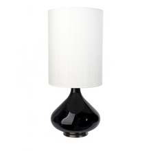 Load image into Gallery viewer, Flavia bordlampe hvid skærm og sort base. Flavia lampe hvid skærm og sort base.
