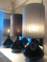 Load image into Gallery viewer, Flavia bordlampe grå skærm og sort base. Flavia bordlampe grå velour skærm og sort base. Flavia lampe grå silke skærm og sort base. 