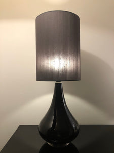  Flavia bordlampe Beige skærm og sort base. Flavia bordlampe creme skærm og sort base. Flavia lampe grå skærm og sort base. Flavia lampe gra skærm og sort base