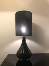 Indlæs billede til gallerivisning  Flavia bordlampe Beige skærm og sort base. Flavia bordlampe creme skærm og sort base. Flavia lampe grå skærm og sort base. Flavia lampe gra skærm og sort base