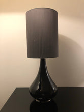 Indlæs billede til gallerivisning  Flavia bordlampe Beige skærm og sort base. Flavia bordlampe creme skærm og sort base. Flavia lampe grå skærm og sort base. Flavia lampe gra skærm og sort base