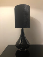 Load image into Gallery viewer,  Flavia bordlampe Beige skærm og sort base. Flavia bordlampe creme skærm og sort base. Flavia lampe grå skærm og sort base. Flavia lampe gra skærm og sort base