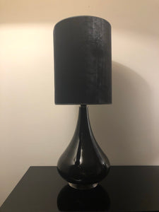  Flavia bordlampe Beige skærm og sort base. Flavia bordlampe creme skærm og sort base. Flavia lampe grå skærm og sort base. Flavia lampe gra skærm og sort base